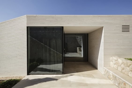 Casa V2 moderna fachada de piedra blanca / 3LHD Architects, Croacia