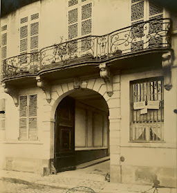 Balcon de l'hôtel de Jassaud quai de Bourbon à Paris, photo de Atget vers 1900