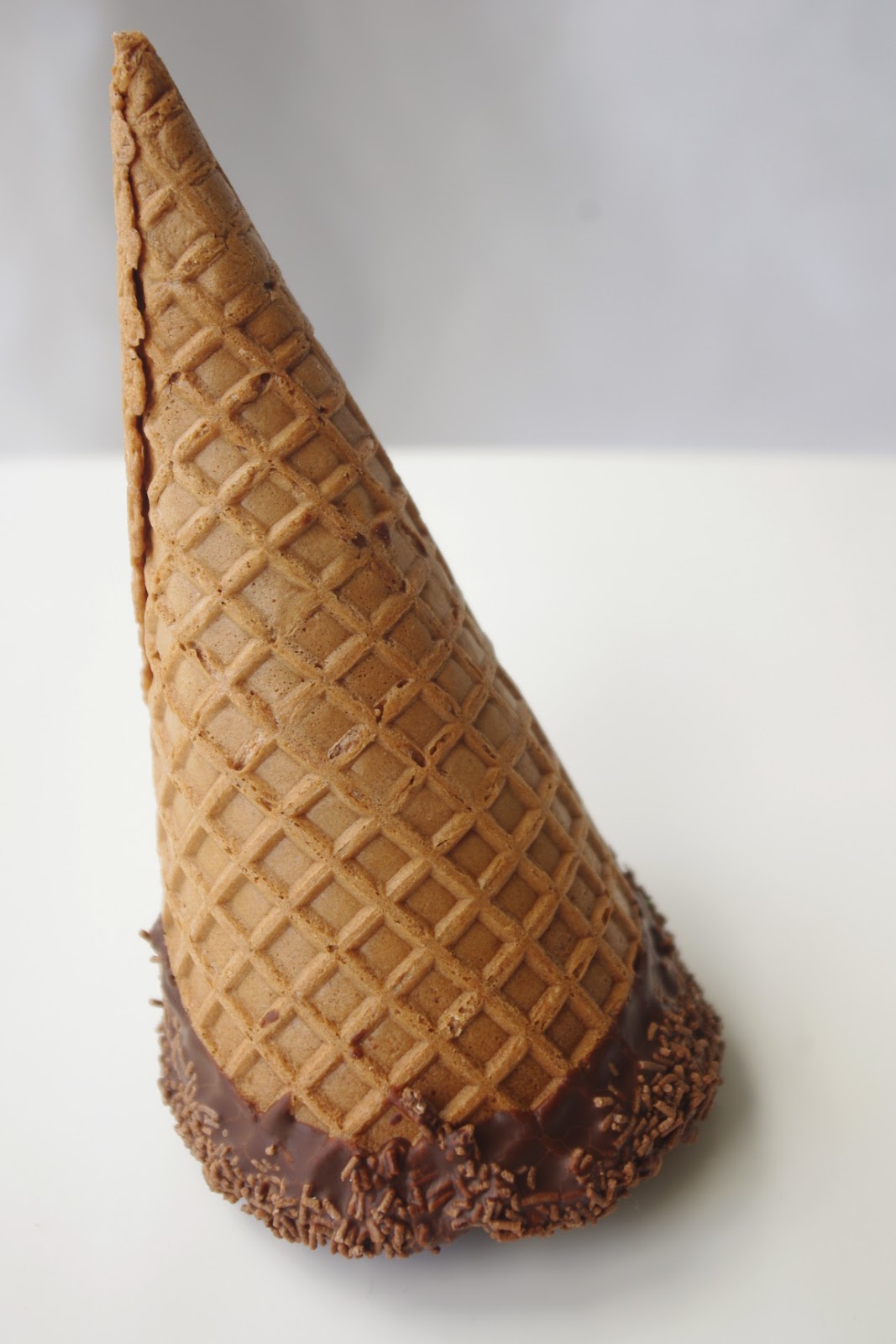 chocolate-dipped-icecream-cones