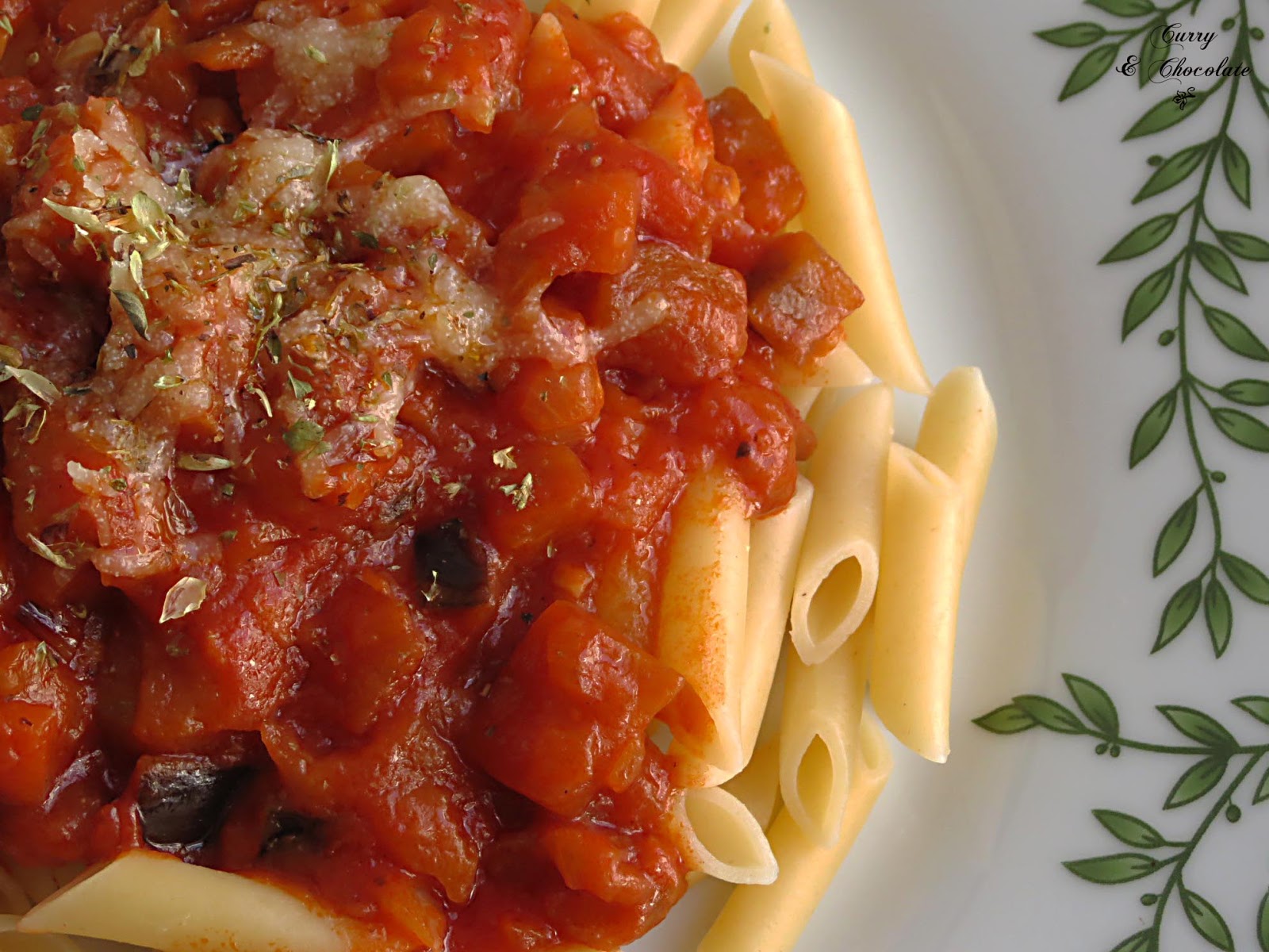 Macarrones con berenjena y tomate - Pasta with tomato and eggplant Macarrones con berenjena y tomate - Pasta with tomato and eggplant