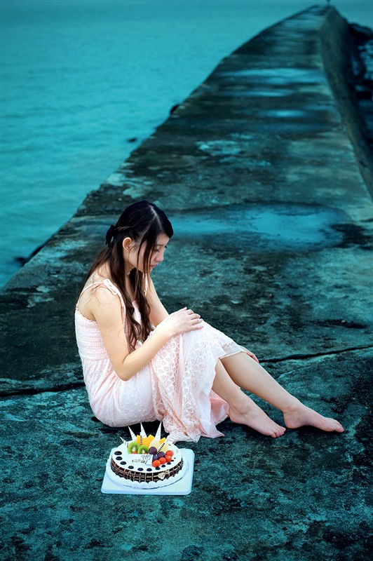 后悔昨天一声再见 (hòu huǐ zuó tiān yī shēng zài jiàn) - Regret yesterday's goodbye 落得今天涙连连 (luò de jīn tiān lèi lián lián) - Causing today, tears to flow again and again