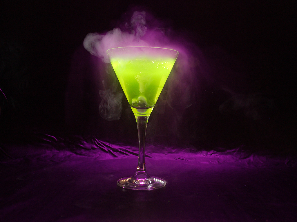 http://4.bp.blogspot.com/-baKDc9NhMLg/T-6dRhODlmI/AAAAAAAACy8/IDatN_n-Ajc/s1600/Green+Abstract+Cocktail+Wallpapers+HD.jpg