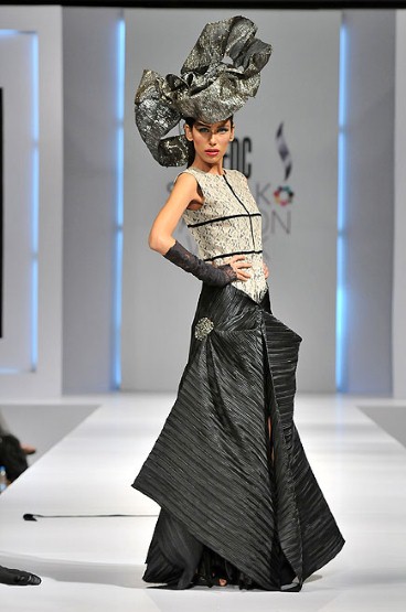 http://4.bp.blogspot.com/-baO6G68x2Zc/TZfnVHdM75I/AAAAAAAAB9M/3OKCFdLXKyA/s1600/Pakistan+Fashion+Week+2011+%25283%2529.jpg