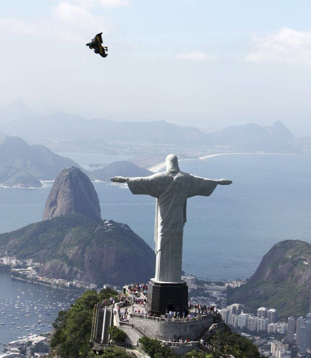 Foto-foto Pria Jet Terbang Diatas Rio De Janeiro [ www.BlogApaAja.com ]