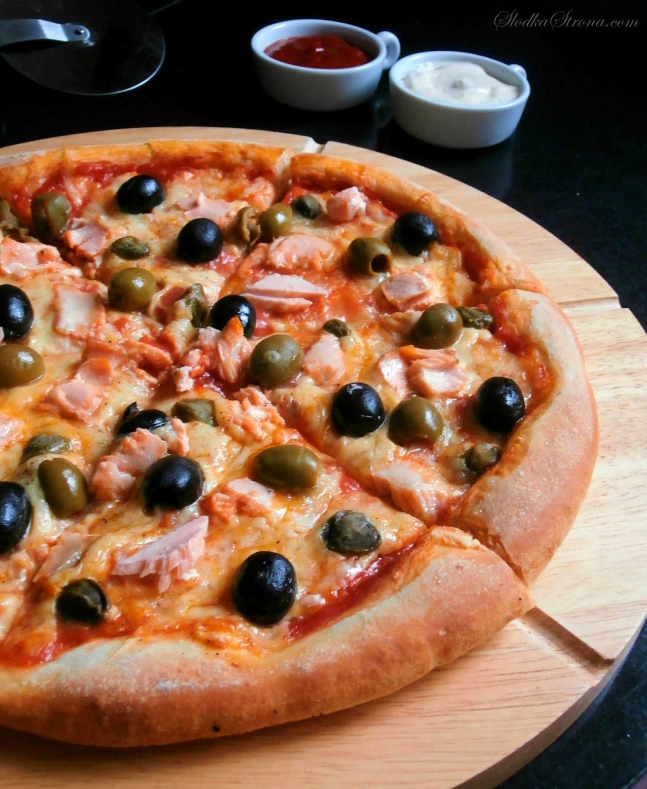 Domowa Pizza z Łososiem, Oliwkami i Kaparami - Przepis - Słodka Strona