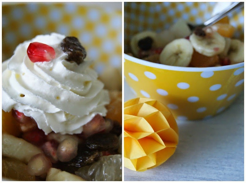 Winterlicher Obstsalat mit Granatapfel, Mandarinen, Banane, Pomelo, Rosinen, Zitronensaft und Ahornsirup. Einfach, schnell und lecker! Auch für Kinder. Außerdem: Granatapfel Quark mit Vanille. Ebenfalls super einfach, schnell, lecker, aber trotzdem außergewöhnlich. Winter fruit salad with pomegranate, mandarin oranges, banana, pomelo, raisins, lemon juice and maple syrup. Simple, fast and delicious! Also for children. Also: pomegranate curd with vanilla. Also super easy, fast, tasty, but still exceptional.