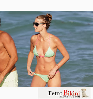 English: Julie Henderson New Year’s Eve‭ ‬2014 ‬Green Bikini Miami