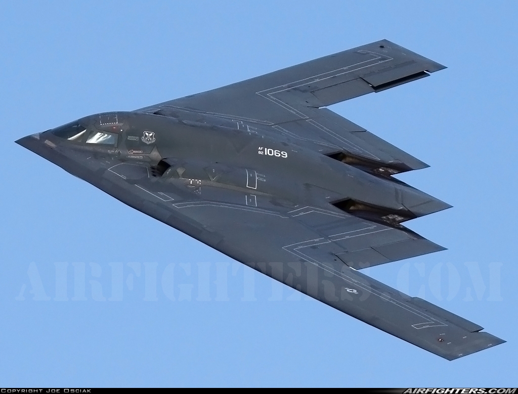 WARFARE: NORTHROP B-2 SPIRIT. A dissuasão do invisível.
