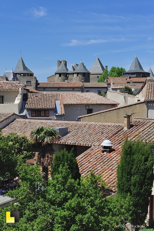 Les toits de la cité de Carcassonne avec en fond le château comtal Les toits de la cité de Carcassonne avec en fond le château comtal photo pascal blachier