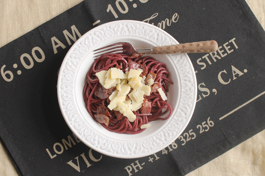 Przpis na pyszne spaghetii gotowane w winie Chianti z bekonem i serem Parmigiano Reggiano. Przepisy na szybkie spaghetti. Spaghetti ubriachi, czyli pijane spaghetti