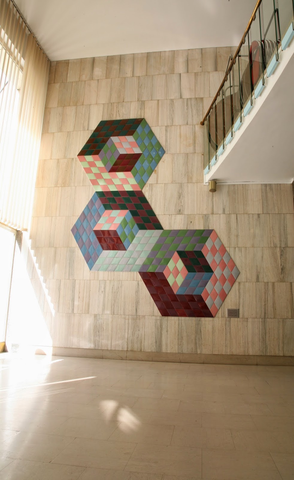 Hexa-3 de Victor Vasarely - fresque murale dans les locaux de l'Union internationale des chemins de fer à Paris - réalisation par la Manufacture Zsolnay Hexa-3 de Victor Vasarely - fresque murale dans les locaux de l'Union internationale des chemins de fer à Paris - réalisation par la Manufacture Zsolnay
