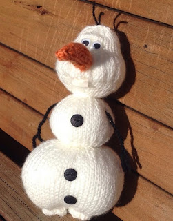 http://translate.google.es/translate?hl=es&sl=en&tl=es&u=http%3A%2F%2Ftheknitguru.com%2F2014%2F08%2F10%2Folaf-from-frozen-knitting-pattern%2F