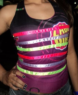 Como Customizar Camisetas com fitas Como Customizar Camisetas com fitas