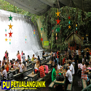 Restoran yang Berada di Dekat Air Terjun Restoran yang Berada di Dekat Air Terjun