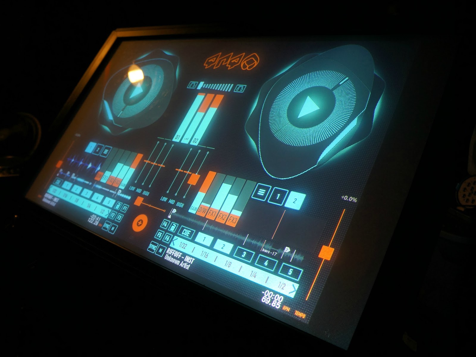 Pitch Perfect takes over Scratch DJ Academy Living Mi Vida Loca