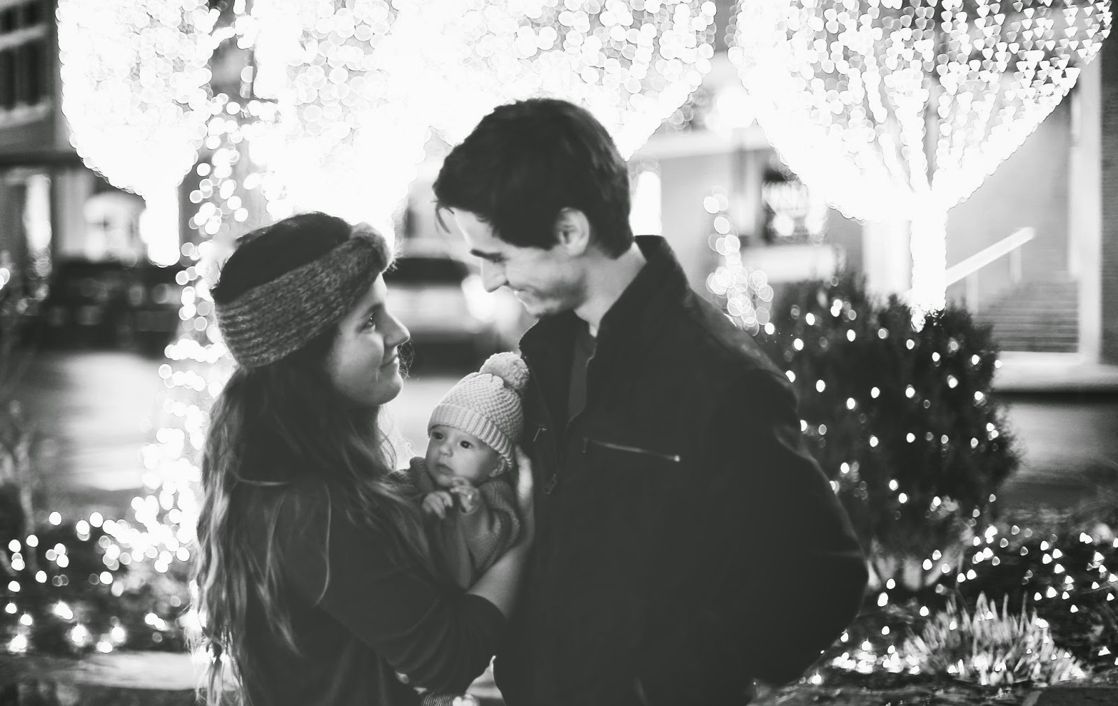 newlywifed christmas card photos fayetteville square christmas lights