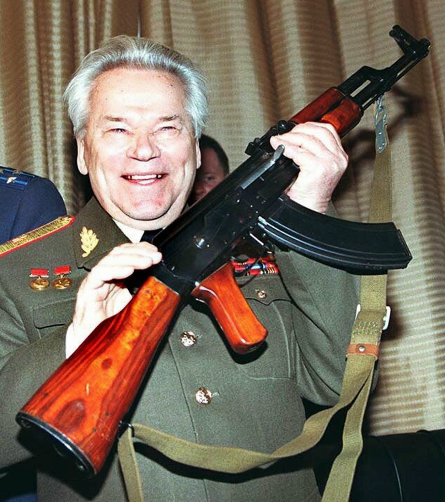 Михаил Калашников: Намайг цэргийн зохион бүтээгч болсонд немцүүд ...