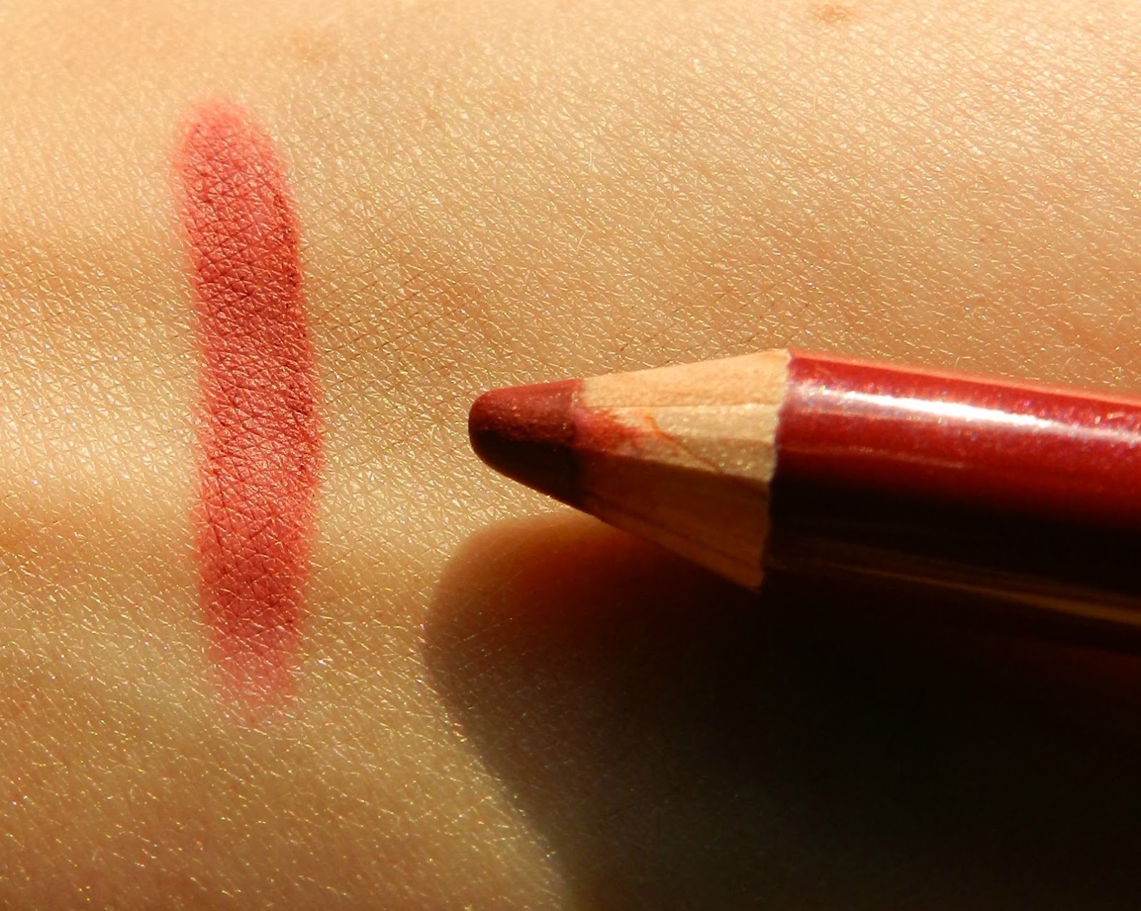 Unfade what fades Affordable makeup Essence lipliner in Femme Fatale (10) and Red Blush (08