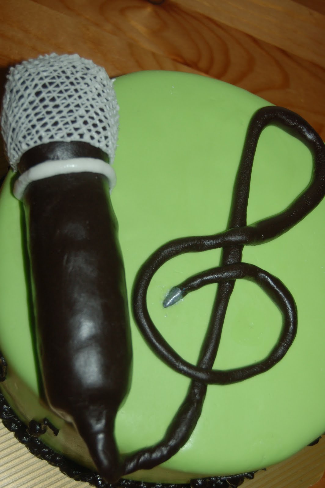 Gracie's Cakes Two Cake Pans and a Microphone...