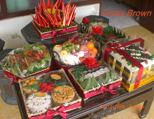 Hantaran Lamaran Komplit Nuansa Merah Maroon