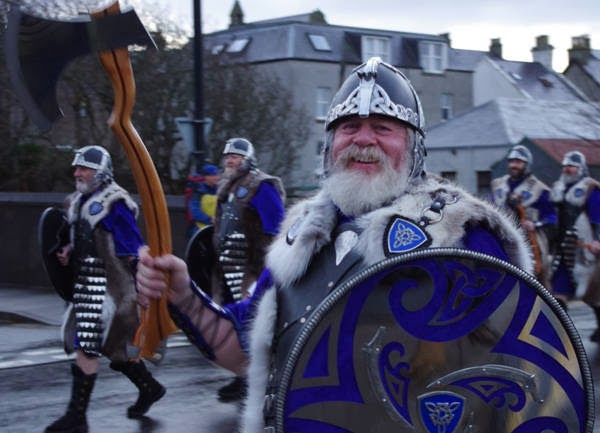 Up Helly Aa - Ένα πολύ εντυπωσιακό Φεστιβάλ στα νησιά Σέτλαντ - Σκωτία. Up Helly Aa - Ένα πολύ εντυπωσιακό Φεστιβάλ στα νησιά Σέτλαντ - Σκωτία.