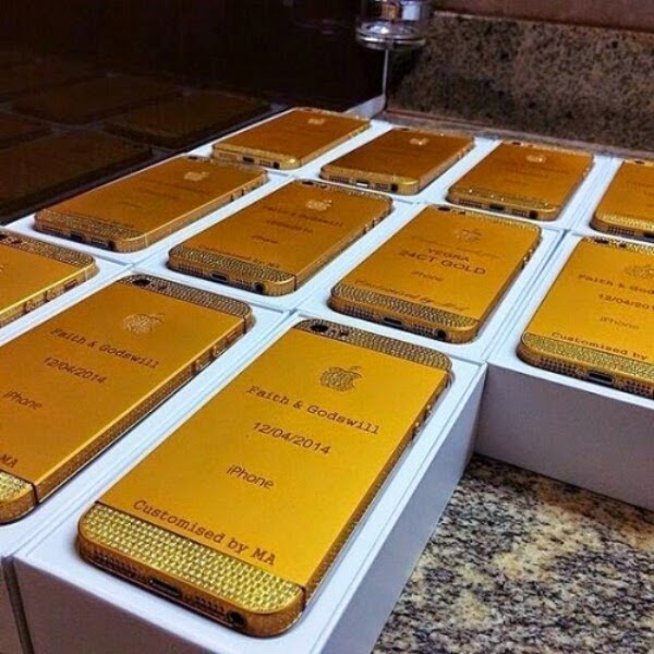 Daawo Sawirada Madaxweyne iPhone Dahabi ah Hadiyad uga dhigay dhamaan dadkii kasoo qeyb galay Arooska Wiilkiisa