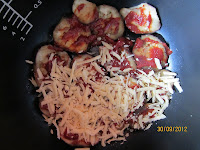 Выложить слоями баклажаны, томатную пасту и посыпать сыром