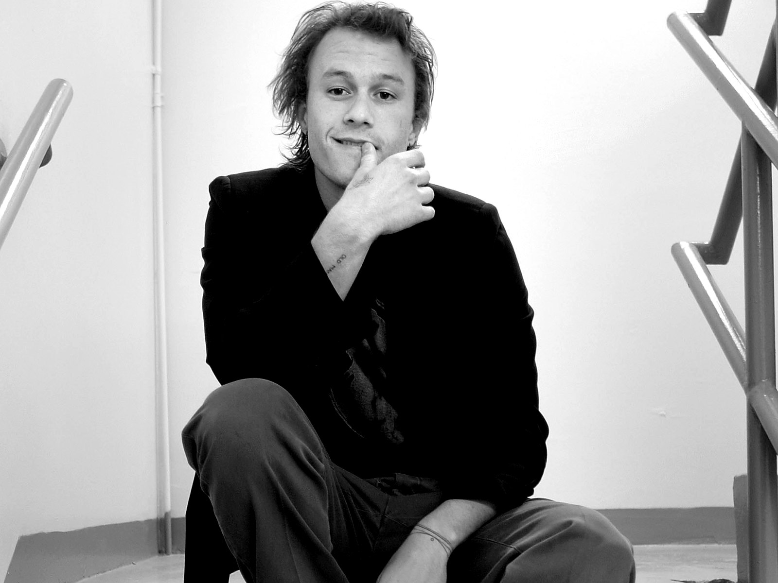 http://4.bp.blogspot.com/-bs4s2Diq5f4/UVT5AO_nYgI/AAAAAAAA4sw/cSO_j7UA5aE/s1600/Heath-Ledger-thinking.jpg