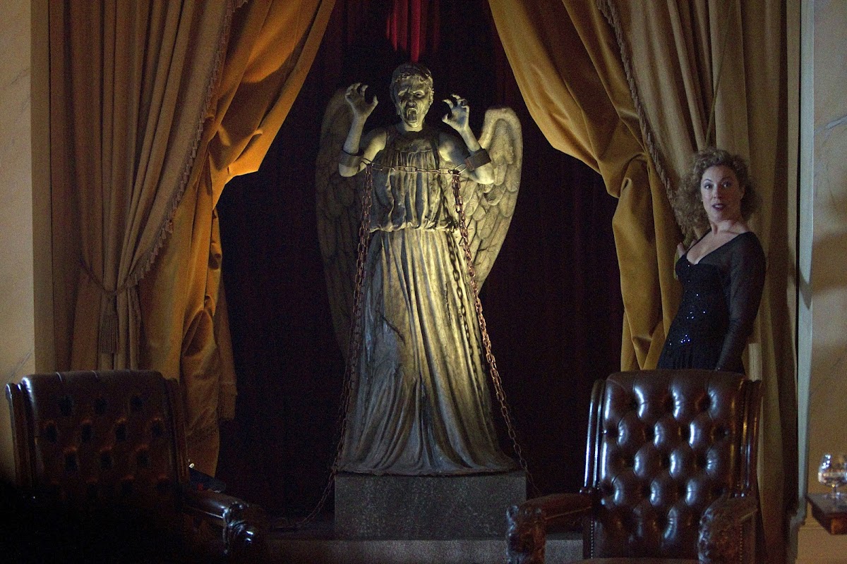 http://4.bp.blogspot.com/-btYNWQ-JwPs/UGjMclobgZI/AAAAAAAAAlU/aXot1DyNnN8/s1200/Doctor+Who+The+Angels+Take+Manhattan+River+Song+Alex+Kingston+Arthur+Darvill.jpeg