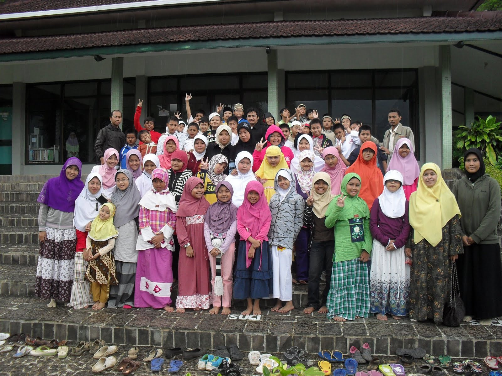 http://4.bp.blogspot.com/-bwimUsIy_5E/Tfr-4OXEVjI/AAAAAAAAAFw/6AHW3DRALho/s1600/AMST+di+depan+Masjid+Hidayatullah.jpg