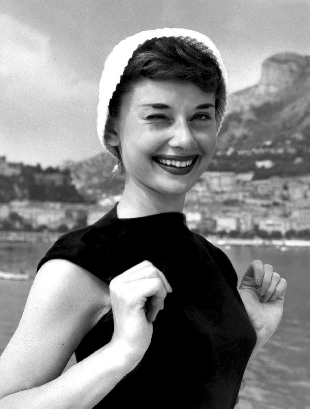 http://4.bp.blogspot.com/-bxU6pc4ef58/Ti6jmAcXvLI/AAAAAAAAAOk/mSgi8xqyhU0/s1600/audrey+hepburn.jpg
