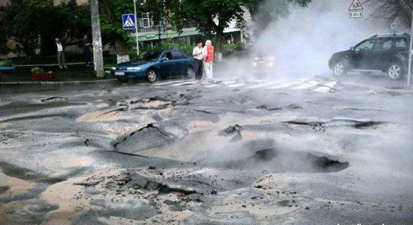  إنهيار أحد شوارع العاصمة الأوكرانية كييف المستضيفة لـ يورو 2012 Ukraine+EURO-2012-street-collapse-01