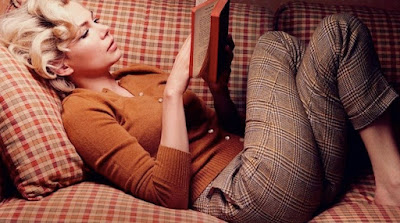 Mujer leyendo en el sofá