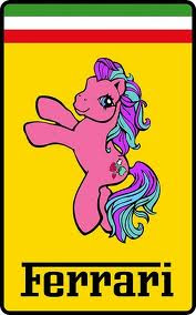 escudo da Ferrari com fundo amarelo e um pônei cor de rosa empinando e com olhar enigmático.