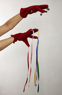 rote Handschuhe mit Bändern und Glöckchen begeistern Babys Spielidee für Babyzeichensprache