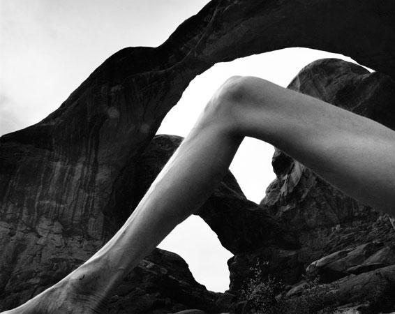 Arno Rafael Minkkinen fotografia corpo fundindo-se a paisagem