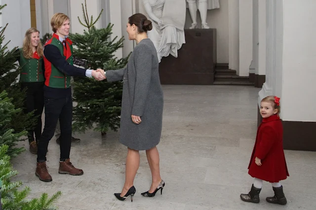 Princess Victoria and Princess Estelle accept Christmas trees