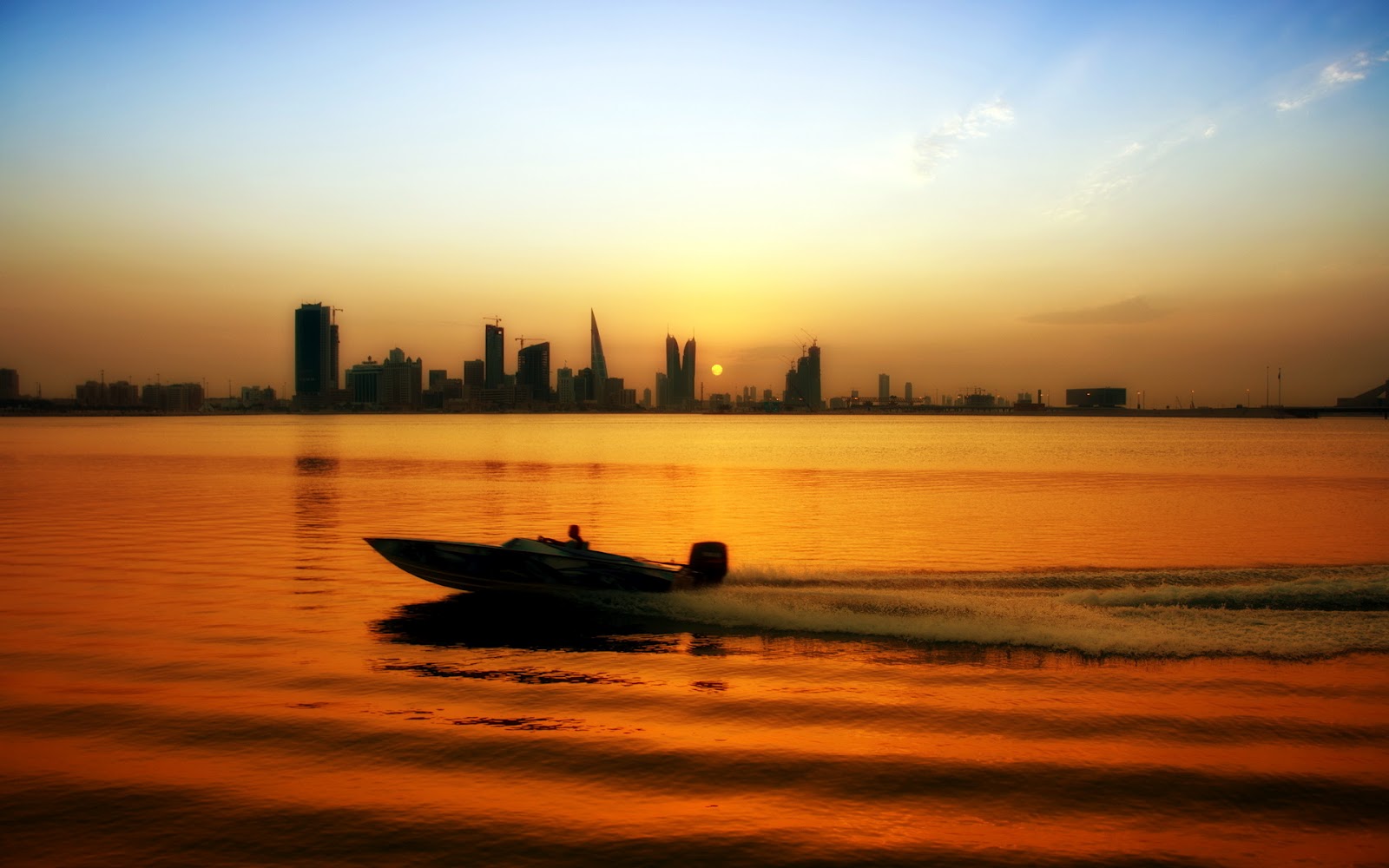 http://4.bp.blogspot.com/-c3QVN6QVFgI/UEDG85fyt1I/AAAAAAAAjLw/7uK8_O6LGAU/s1600/Puesta-de-Sol-Frente-a-la-Ciudad_Paisajes-de-Ciudades-en-HD.jpg