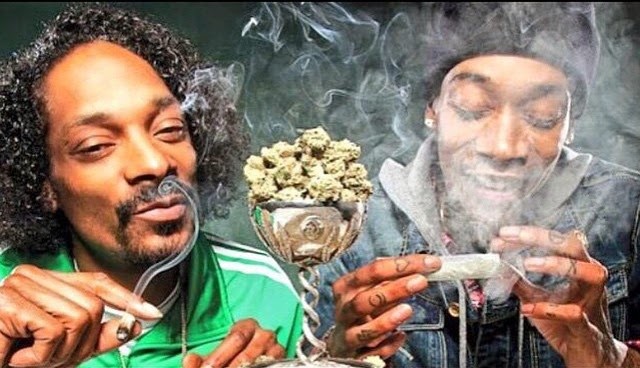 Snoop Dogg y Wiz Khalifa lanzando marihuana Snoop Dogg y Wiz Khalifa lanzando marihuana