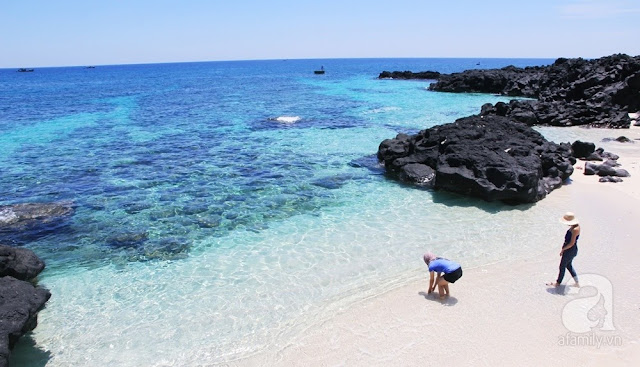 Lý Sơn sở hữu bãi biển với màu xanh ngắt đắm say.
