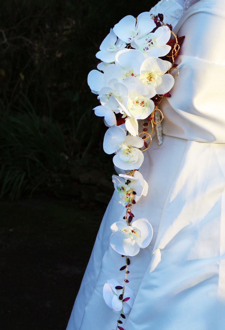 Looking for an alternative to fresh flowers for your wedding? Laurel