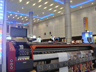 Demonstrasi mesin digital printing di pameran