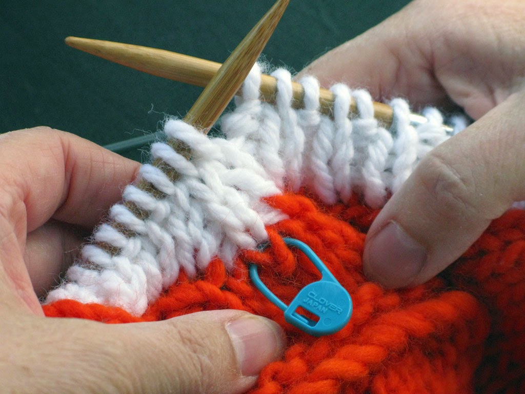 Knitting and More: Knit 1 Purl 1 Rib Neckband for a V-neckline