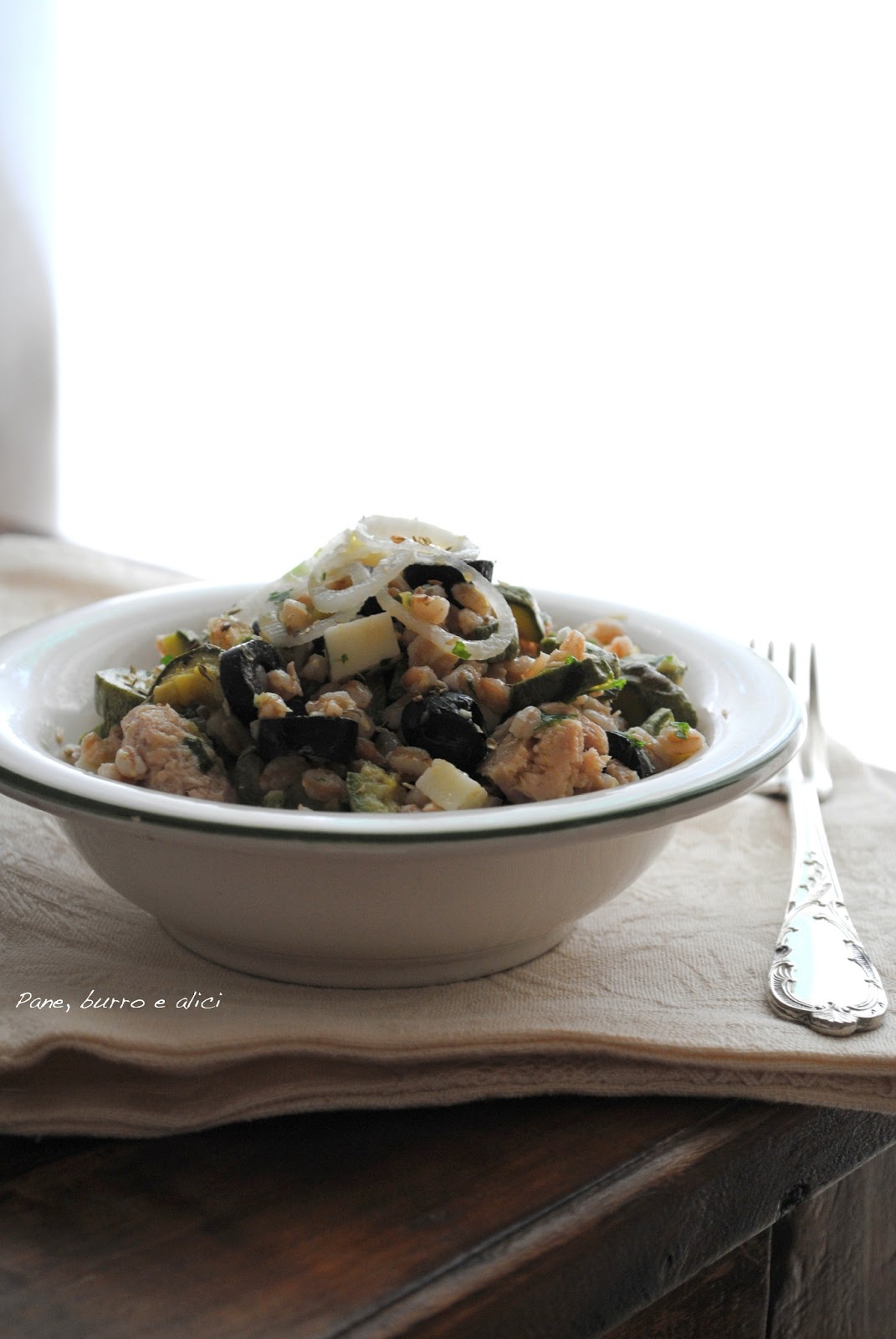 Pane, burro e alici Insalata di farro con tonno e zucchine