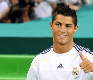 1249042471851_cristiano-ronaldo-real-madrid-unveiling-01_2326658-300x257.jpg