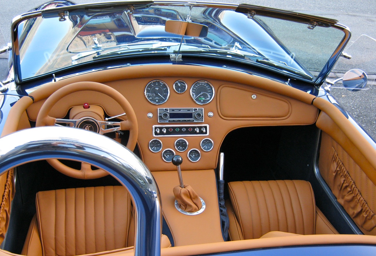 http://4.bp.blogspot.com/-c8hhHMxkW2g/TWKN8riCPgI/AAAAAAAAB1I/ervNvg5xH8M/s1600/Cobra%20Interior.jpg