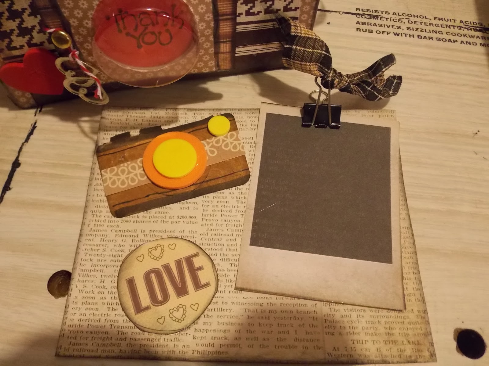 SCRAPHAPPENS camera shaped gift box