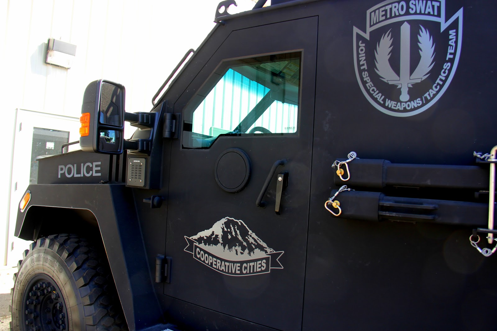 Fife Police Department Meet METRO SWAT’s armored vehicle!
