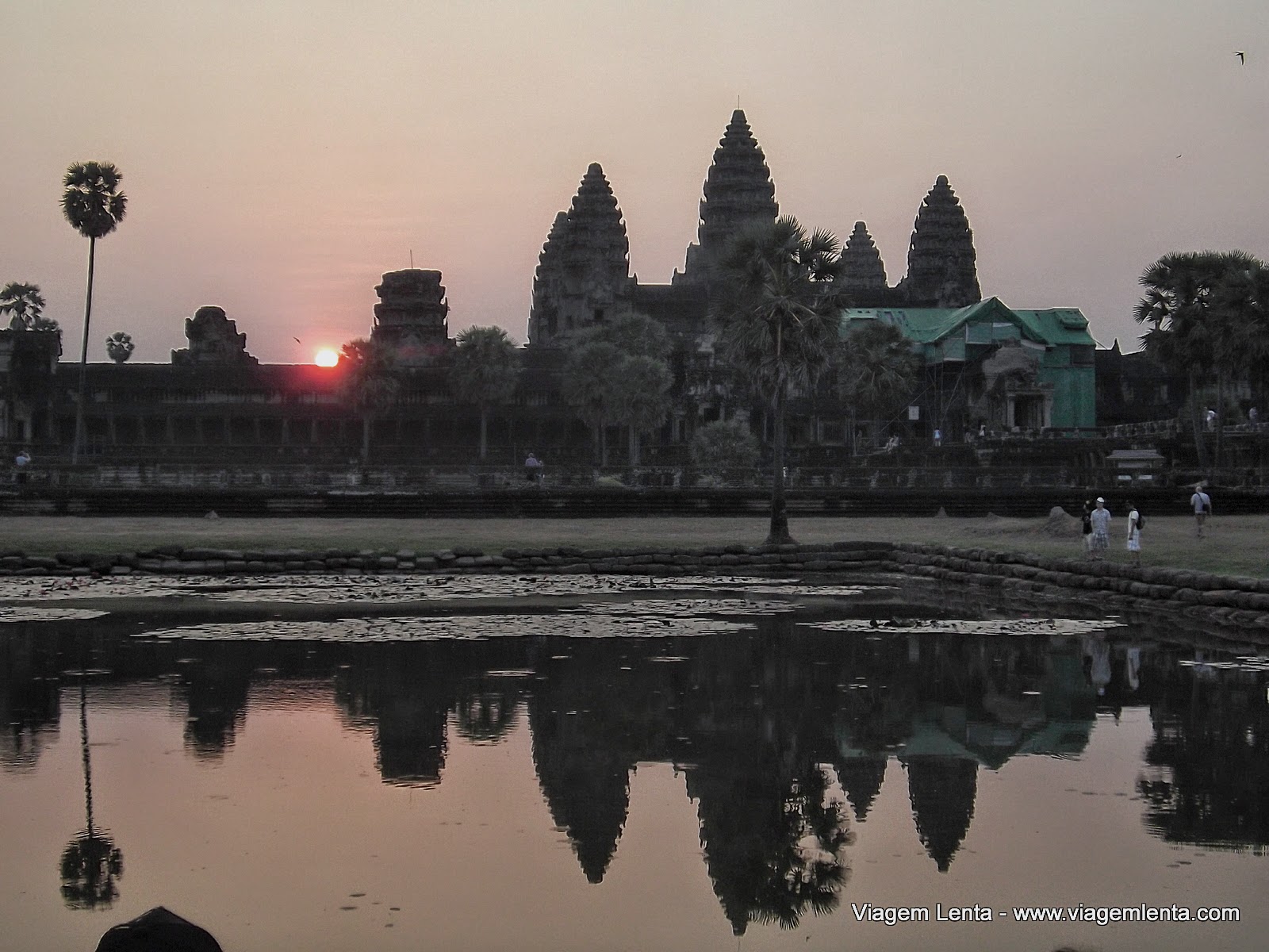 Dias 106 a 109 da viagem: Siem Reap, interior do Camboja e berço do fantástico Angkor Wat Relato de viagem à Siem Reap, interior do Camboja e Angkor Wat, uma maravilha da antiguidade: uma das maiores cidades do mundo da Idade Média ocidental.