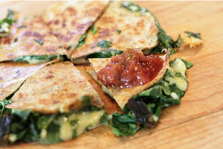 tortilla-de-acelga.png <img src="tortilla-de-acelga.png" alt="la tortilla se elabora con claras de huevo, lo que elimina el colesterol de la yema; y aporta minerales y proteínas">